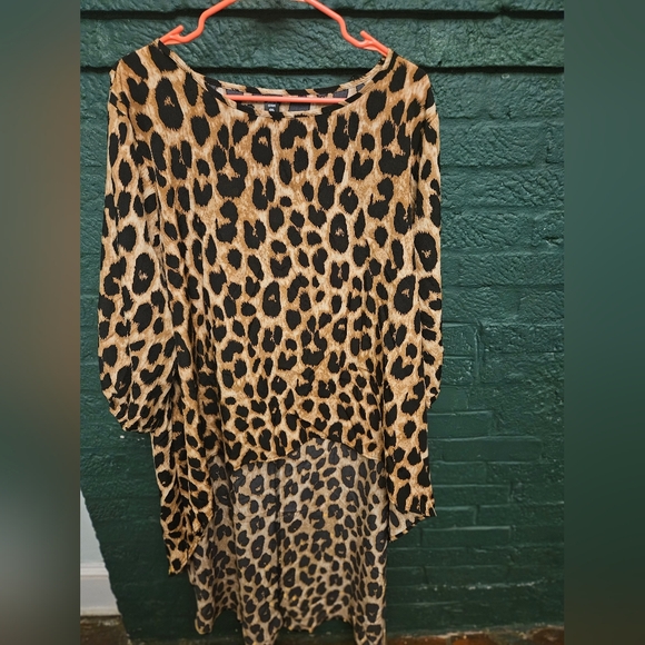 Leopard Print High-Low Top - Picture 5 of 5
